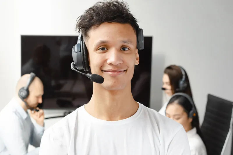 Atendente sorrindo para a câmera com headset
